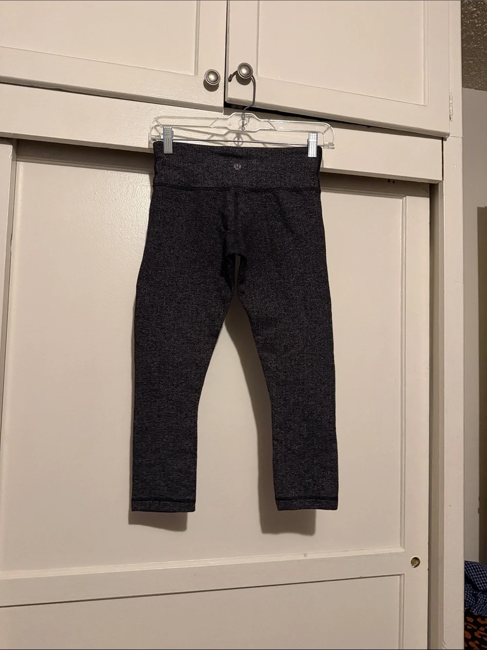 Lululemon Wunder Under Cropped Capri Leggings Size 4 Black White Blur Print